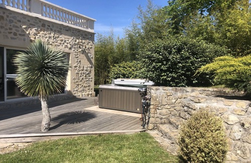 Saint-Pierre-de-Mons House | Prime Retreat in the Heart of Vines - Rated 9.6/10