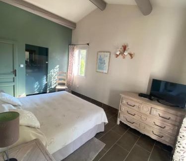 Cabrieres-d'Avignon House | Scenic Views Await at Our 4-Star Hotel with Pool