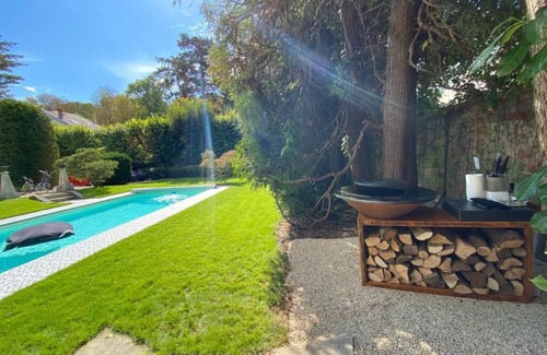 Centre House | Inviting Property with Pool, Just 12 Minutes from Paris