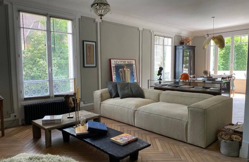 Centre House | Inviting Property with Pool, Just 12 Minutes from Paris