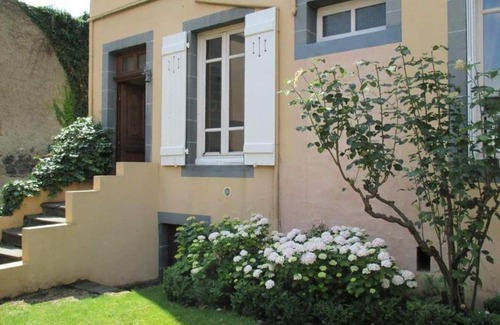 La Pradelle Bed & Breakfast | Propriété Charbaymond: Oceanfront Stay with High Ratings