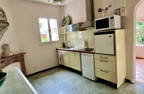 Bonifacio House | Charming Retreat in Bonifacio: Pet and Child Friendly