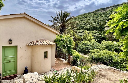 Bonifacio House | Charming Retreat in Bonifacio: Pet and Child Friendly