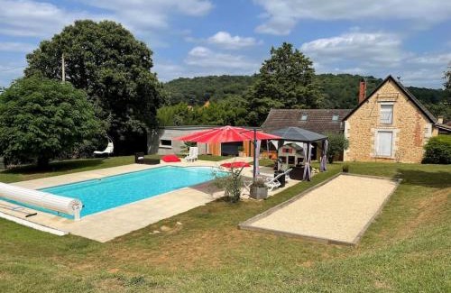Sarlat-la-Caneda Villa | Relaxing Oceanfront Stay with Pool in Sarlat