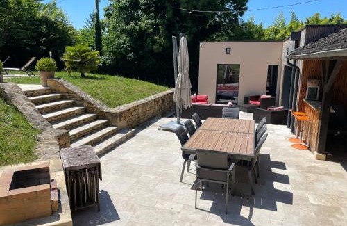 Sarlat-la-Caneda Villa | Relaxing Oceanfront Stay with Pool in Sarlat