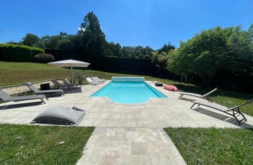 Sarlat-la-Caneda Villa | Relaxing Oceanfront Stay with Pool in Sarlat