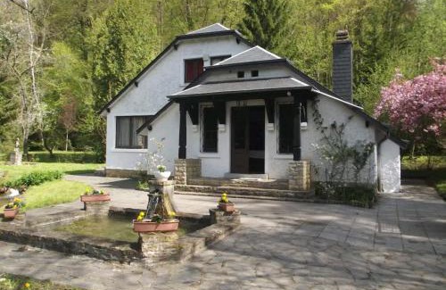 Orval House | Tranquil Property by the Ponds: Ideal for Relaxation