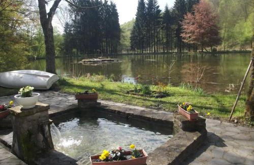 Orval House | Tranquil Property by the Ponds: Ideal for Relaxation