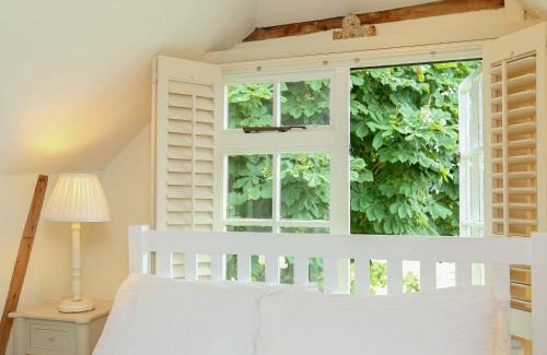 Tenterden House | Inviting Prospect Cottage: Pet & Child Friendly Getaway
