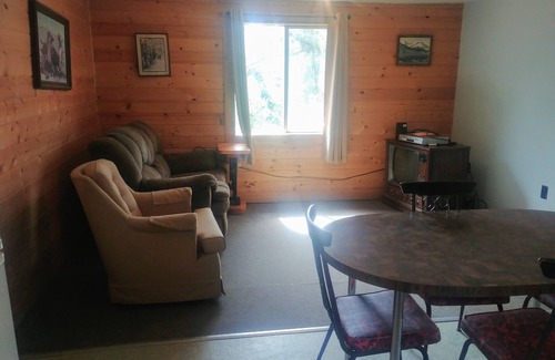 Elk City Cabin | Pet-Friendly Stays at Prospector Hitching Post Hotel