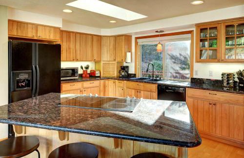 Gold Bar House | Inviting Prospector's Bend: Family-Friendly with Hot Tub