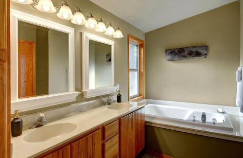 Gold Bar House | Inviting Prospector's Bend: Family-Friendly with Hot Tub
