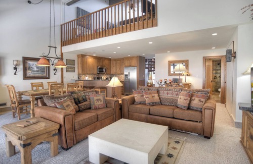 Purgatory House | Ideal Retreat: Ski Access, Deck & Hot Tub at Tamarron #796