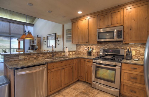 Purgatory House | Ideal Retreat: Ski Access, Deck & Hot Tub at Tamarron #796