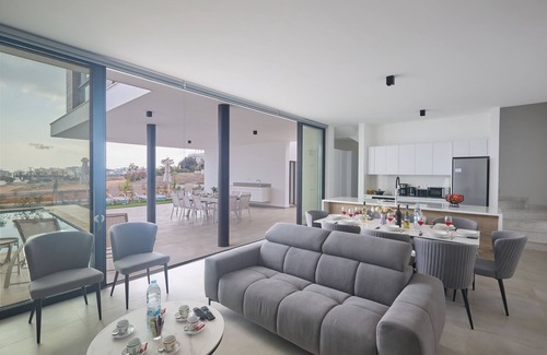 Pernera Cottage | Protaras Aqua Pearl Villa AQ11 - a villa that sleeps 11 guests in 5 bedrooms