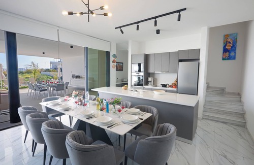 Pernera Cottage | Protaras Aqua Pearl Villa AQ12 - a villa that sleeps 11 guests in 5 bedrooms