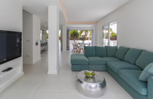 Protaras Villa | Beautiful Protaras Villa Piera with Oceanfront Pool Access