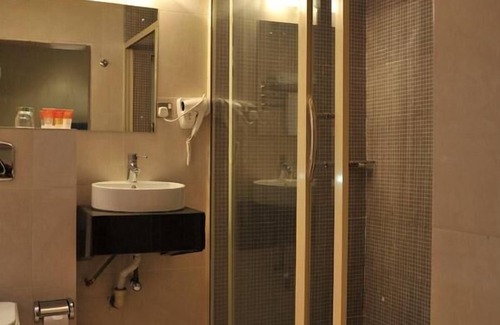 Warri Hotel | Relax at BON Hotel Delta: Family-Friendly with Pool & Dining
