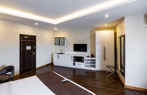 Warri Hotel | Relax at BON Hotel Delta: Family-Friendly with Pool & Dining