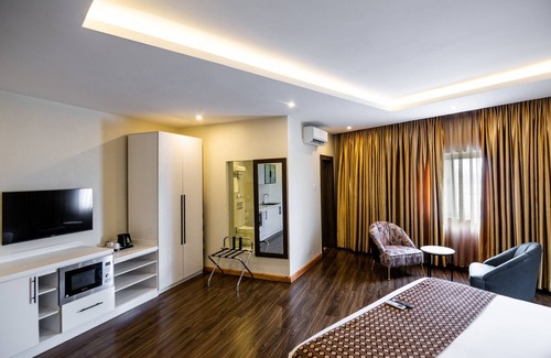 Warri Hotel | Relax at BON Hotel Delta: Family-Friendly with Pool & Dining