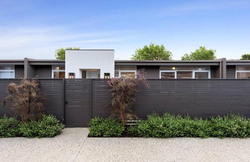 Dromana House | Proton Beach Villa 2: Family-Friendly Retreat by the Sea