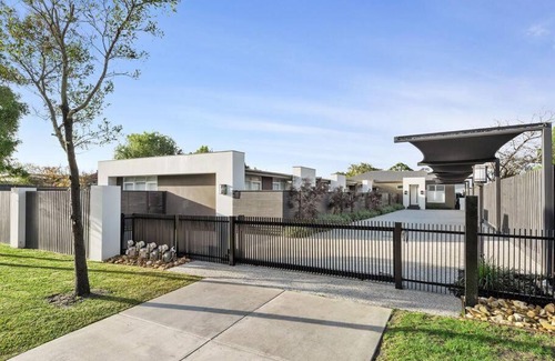 Dromana House | Proton Beach Villa 2: Family-Friendly Retreat by the Sea