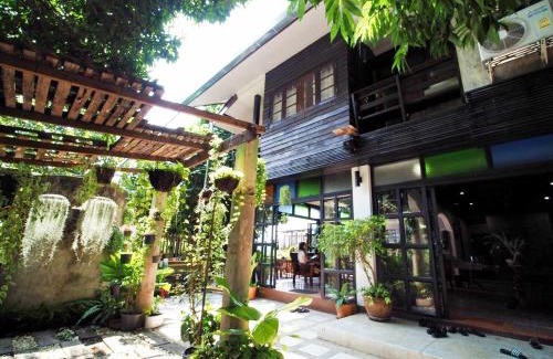 Nan House | Cozy Pround Nan Cottage: Family-Friendly with Breakfast & More