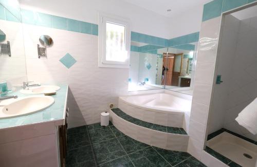 Mouries Villa | Inviting Provençal House with Pool in Mouriès, Provence