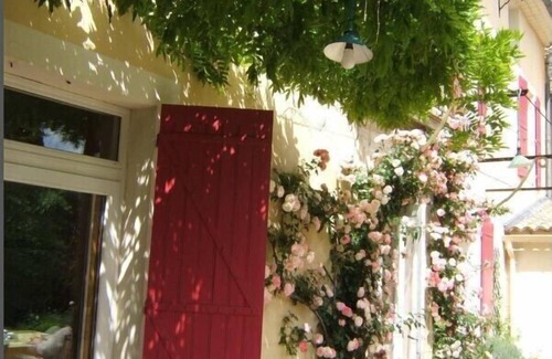 Sainte-Cecile-les-Vignes House | Idyllic Provence Retreat with Pool and Garden, Rated 9.8