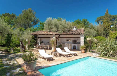 Tourrettes-sur-Loup Villa | Beautiful Provencal House with Private Pool & Ocean Views