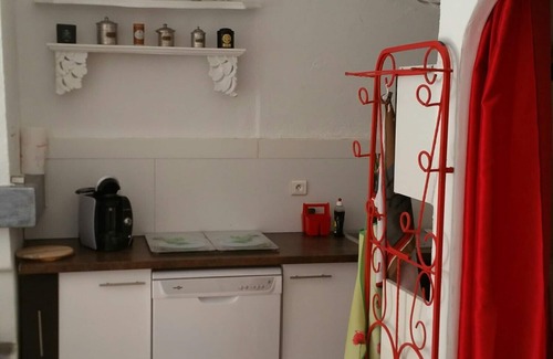 Sillans-la Cascade Cottage | Charming Provencal Stone Shed with Pool & Spa, Rated 9.8