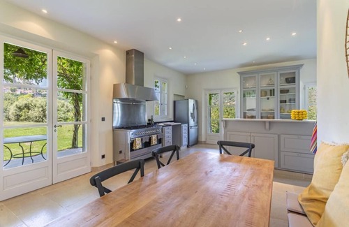 Grimaud Villa | Scenic Villa Retreat Near Beach with Pool and Ocean Views
