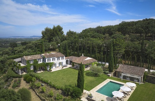 Grimaud Villa | Scenic Villa Retreat Near Beach with Pool and Ocean Views