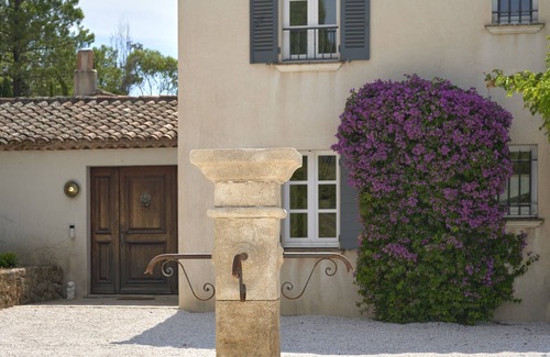 Grimaud Villa | Scenic Villa Retreat Near Beach with Pool and Ocean Views