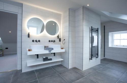 Brixham Hotel | Elegant Provident Maritime Suites in Brixham, 5-Star Stay
