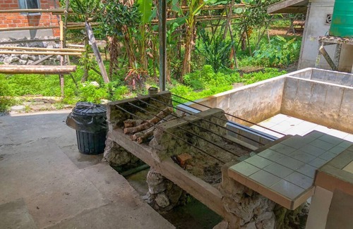Lundu House | Inviting Hotel with Mountain Views and BBQ Facilities