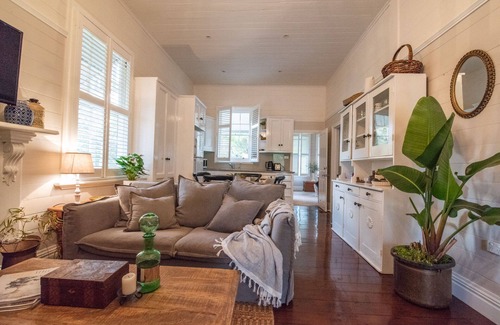 Narrandera House | Discover Provincial Elegance in a Pet-Friendly Retreat