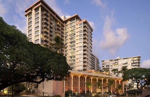 Waikiki House | Convenient Units Near Queen's Surf Beach - Pet Friendly Stay!