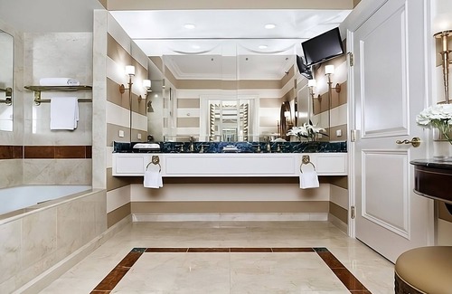 Las Vegas Hotel | Relaxing Units with Pool Near Fremont Street Awaits You!