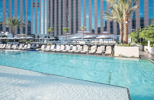 Las Vegas Hotel | Relaxing Units with Pool Near Fremont Street Awaits You!