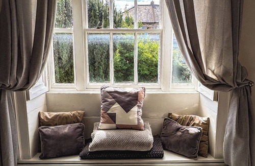 Prudhoe Cottage | Welcoming PRUDHOE COTTAGE: Pet-Friendly Retreat Awaits