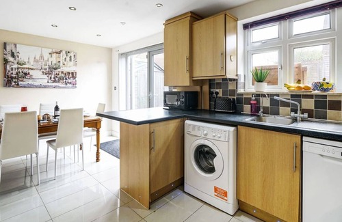 Elstree House | Relaxing Spa Getaway with En-suite & Parking near Wembley