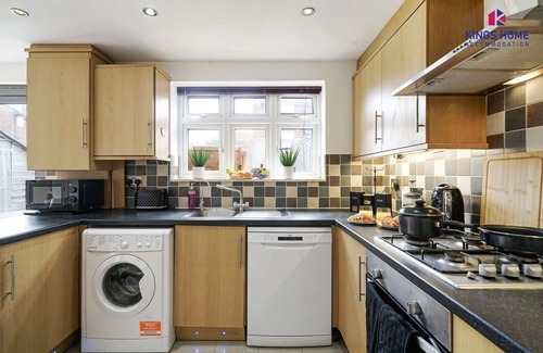 Elstree House | Relaxing Spa Getaway with En-suite & Parking near Wembley