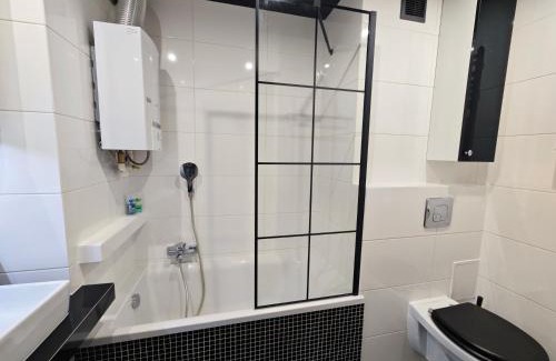 Brzezinka Apartment | Cozy Retreat: Child-Friendly Stay with 9.5/10 Rating