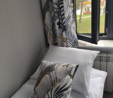 Brzezinka Apartment | Cozy Retreat: Child-Friendly Stay with 9.5/10 Rating