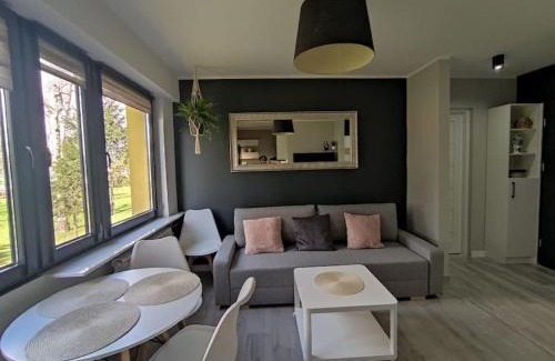 Brzezinka Apartment | Cozy Retreat: Child-Friendly Stay with 9.5/10 Rating