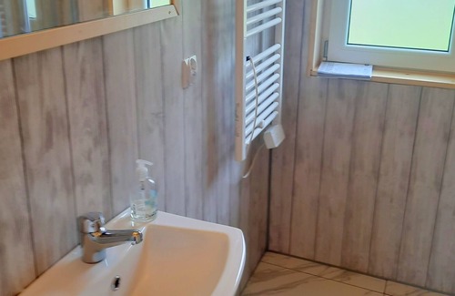 gmina Dobra Cottage | Cozy Wooden Cabin with Scenic Views of Beskid Wyspowy