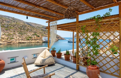 Artemonas Apartment | Family-Friendly Getaway at Psarona Hospitality Small