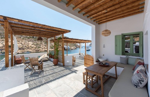 Artemonas Apartment | Family-Friendly Getaway at Psarona Hospitality Small