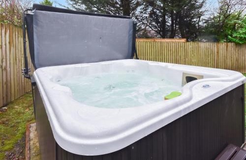 Balmaha House | Experience Comfort at Ptarmigan Lodge with Hot Tub Access
